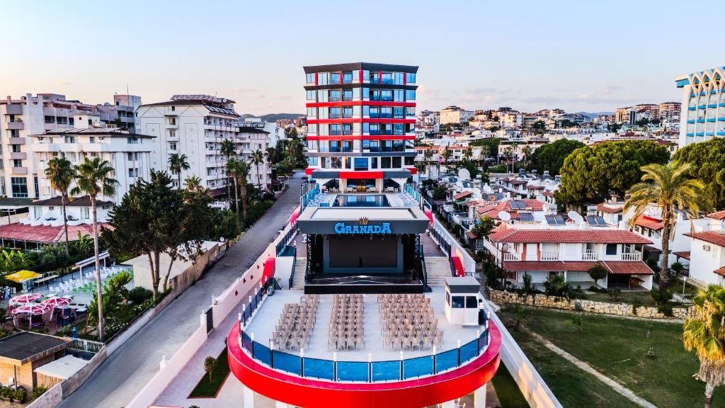 هتل گرانادا لاکچری رد